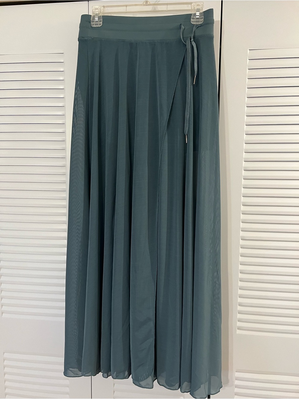 Halara High Waisted Drawstring 2-in-1 Flowy Maxi Skirt mineral blue size Small